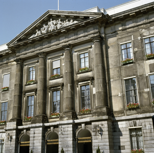 119972 Gezicht op een gedeelte van de voorgevel van het Stadhuis (Stadhuisbrug 1) te Utrecht.